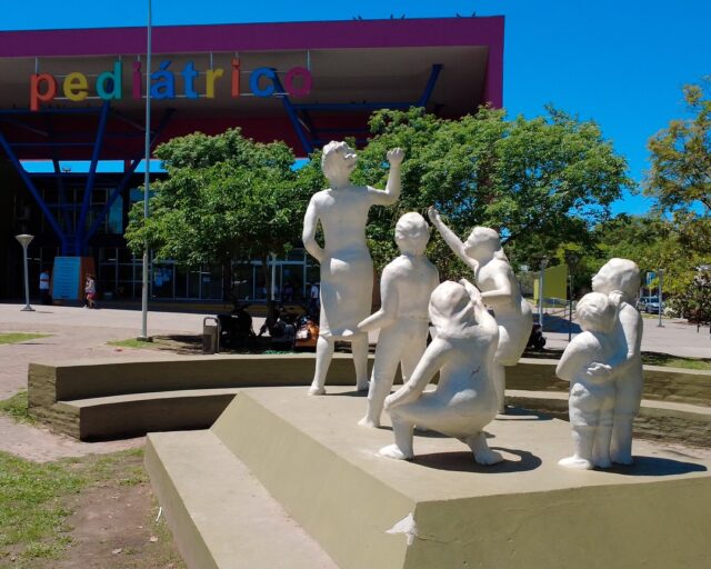 ✨ Una mirada al proceso que acompañamos tiempo atrás...
La reubicación de “La oración por la vida”, obra del artista Rodolfo Schenone, que desde la década del ’70 acompañó al histórico Hospital Pediátrico en su sede de Lisandro de la Torre y Juan B. Justo.
Junto con Fundación Urunday fuimos parte del proceso de reubicación y puesta en valor patrimonial de esta obra, que hoy vuelve a formar parte del nuevo hospital, manteniendo viva su historia y el valor simbólico que representa para toda la comunidad.