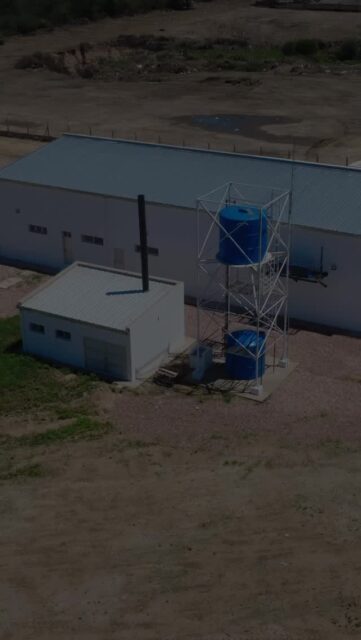 🏗️ NUESTRAS OBRAS |  FRIGORÍFICO
Hoy queremos compartir con ustedes la finalización del Frigorífico, 📍 ubicado en la ciudad de Pampa del Infierno, Chaco. 
Consta de 400 m² aprox. Una obra muy importante en la región, de alta complejidad técnica y equipamiento especializado. ✨
Para garantizar la calidad y funcionalidad de esta infraestructura, trabajamos en la ejecución de un proyecto integral. Esto incluyó a:
@palacios.metalurgica que colaboró desarrollando elementos clave de la estructura y el equipamiento:
Acero Inoxidable: Mesadas, bachas y palcos vitales para el proceso de faena, cumpliendo con los máximos estándares sanitarios.
Estructuras Metálicas: La rielera robusta, el cajón de noqueo, el cierre metálico y portones corredizos para el corral.
Cubierta: Instalación de chapa panel, garantizando el aislamiento térmico indispensable. ❄️
Además, la participación de @palaciosPremoldeados fue importante con los pisos de premoldeados con llaneado mecánico, asegurando la durabilidad y facilidad de limpieza en áreas críticas. ✅

Nuestra experiencia y compromiso con la calidad nos permiten ofrecer soluciones ajustadas a diferentes necesidades, garantizando durabilidad y eficiencia. Con tecnología de punta y un equipo de expertos, nos aseguramos de que cada pieza cumpla con los más altos estándares de la industria.😁🙌
¡Hasta la próxima! 👋
.