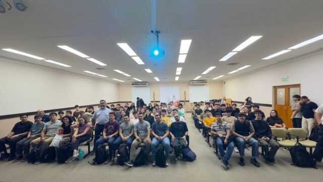 📸 Compartimos algunos momentos de la charla abierta “Ingeniería e Industria: Una mirada desde la producción”, realizada en la Facultad de Ingeniería de la UNNE, organizada por la @sieingenieriaunne.

Tuvimos la oportunidad de compartir experiencias vinculadas a la gestión industrial, la incorporación de tecnología aplicada a la producción y los procesos que forman parte de nuestras unidades de negocio.
Celebramos el interés de la comunidad universitaria por conocer de cerca los desafíos, avances y oportunidades que atraviesa hoy el sector productivo.
Creemos que estos espacios de intercambio generan nuevas perspectivas, promueven el diálogo entre distintos ámbitos y contribuyen al desarrollo de una industria cada vez más preparada para los desafíos del futuro.

#GrupoPalaciosHermanos #UNNE #Industria #Innovación #FacultaddeIngeniería