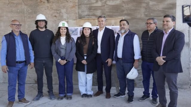 Durante la mañana recibimos la visita del Gobernador de la provincia del Chaco, Leandro Zdero, junto con el Presidente del Instituto de Vivienda (IPDUV) y el Presidente del (INSSSEP).

En el recorrido pudieron observar el avance de la obra ejecutada por nuestro personal, bajo la supervisión de nuestros técnicos.